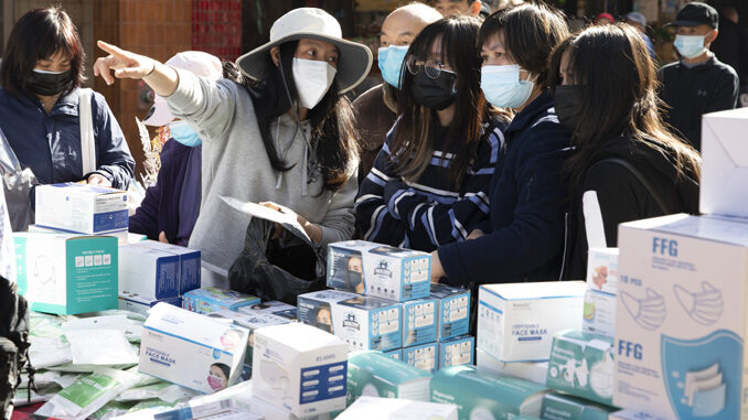 当地时间2月7日,美国加州官员宣布,随着奥密克戎变异毒株导致的新冠病例激增放缓,加州将于16日对已接种疫苗者取消室内口罩令。资料图为当地时间1月29日,旧金山市民在唐人街春节花市上购买口罩等防疫用品。 中新社记者 刘关关 摄