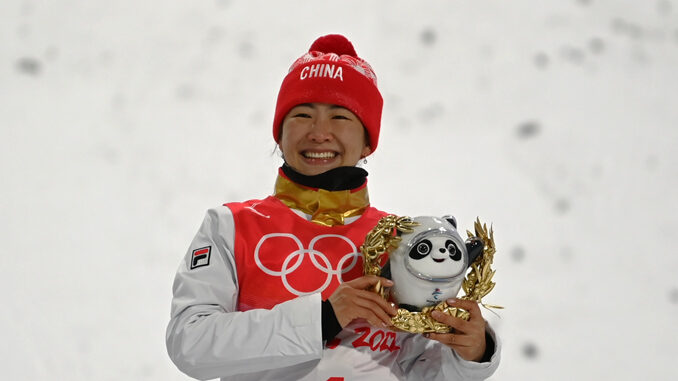 2月14日晚,北京2022年冬奥会自由式滑雪女子空中技巧决赛在张家口云顶滑雪公园进行,中国选手徐梦桃夺得该赛事冠军。图为徐梦桃在颁发纪念品仪式上庆祝夺冠。 中新社记者 翟羽佳 摄